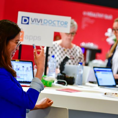 healthcare 2018 vrouw met smartphone start-up corner blue health innovation center